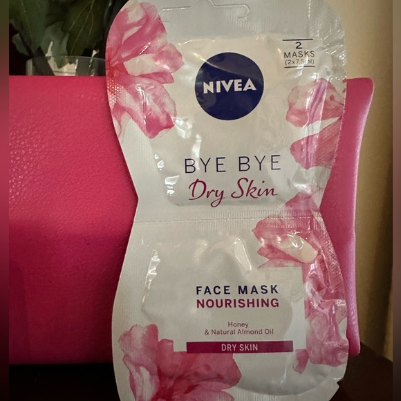 NWT Nivea Feel Radiant Skincare Moments 6 piece set - Picture 9 of 12